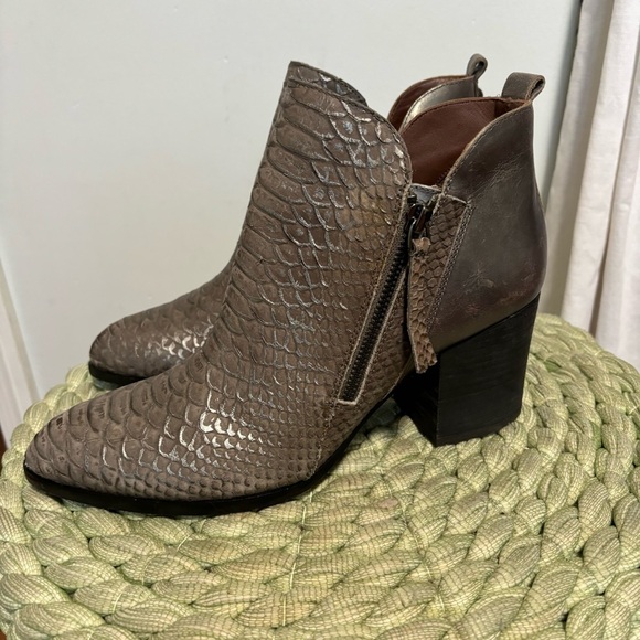 Donald J.Pliner Edyn Metallic Gray Leather Snakeskin Chunky Heel Ankle Boots - Picture 1 of 7